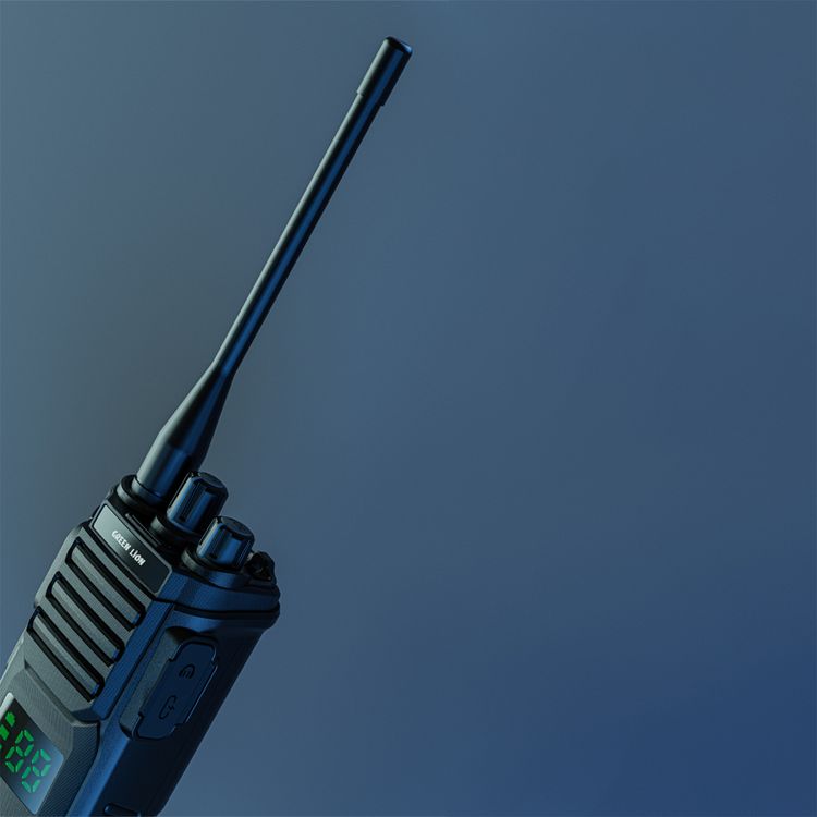 جهاز "جرين ليون GPX700 ووكي توكي" مع وقت تشغيل يصل إلى 6 أيام، يحتوي على 99 قناة تناظرية، ومدى إشارة يصل إلى 5 كيلومترات، وتقنية ANC، وسعة بطارية 3000 مللي أمبير، ووظيفة إنذار SOS.