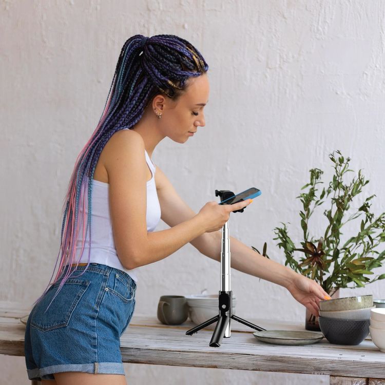 عصا سيلفي ثلاثية القوائم من Green Lion بتصميم مانع للانزلاق، دوران 360°، حامل ثلاثي قابل للطي، سيلفي بلمسة واحدة، سعة بطارية 70 مللي أمبير - أسود