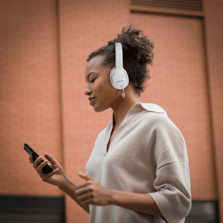 Green Lion SanSiro Wireless Headphones, 300mAh Battery Capacity, 30 Hours Play Time, 2.5 Hours Charging Time, 10m Transmission Distance, Built-in Microphone, Lightweight, AUX Port - White
