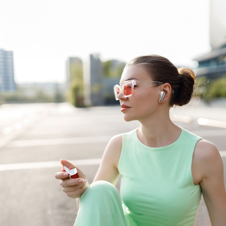 سماعات أذن لاسلكية حقيقية من جرين ليون مانشستر مصنوعة من مادة ABS، بطارية سماعات أذن 25 مللي أمبير/ساعة، بطارية حافظة 200 مللي أمبير/ساعة، إصدار بلوتوث 5.4، نطاق بلوتوث 12 مترًا، وقت استعداد 2000 ساعة، منفذ شحن من النوع C، وقت شحن 70 دقيقة، مقاومة للماء IPX3، تحكم باللمس - أبيض