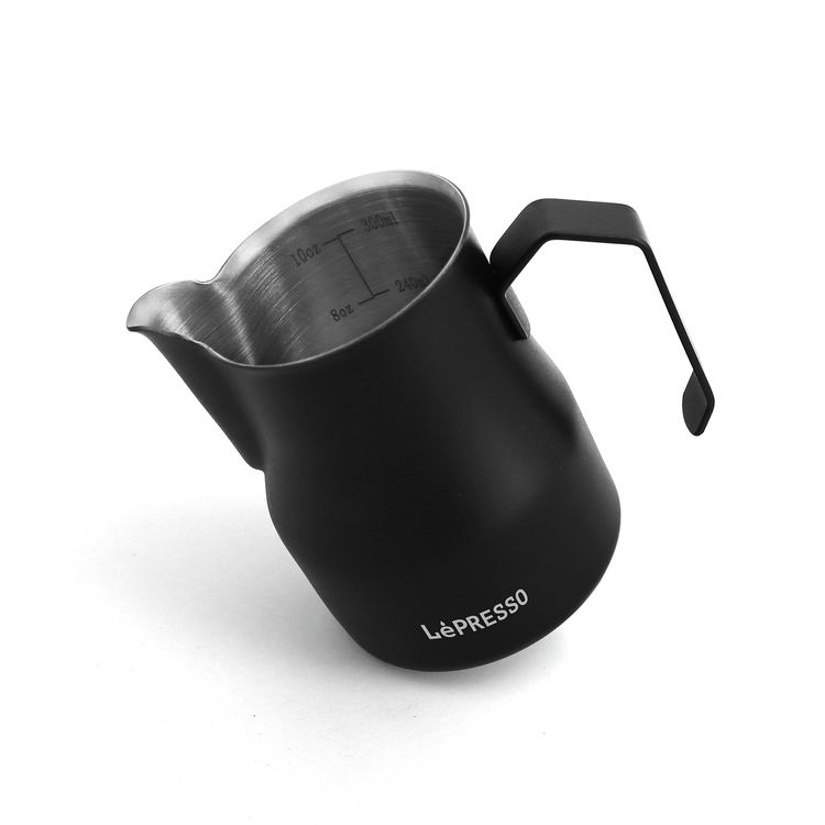 إبريق تبخير الحليب من LePresso بسعة 350 مل، مصنوع من الفولاذ المقاوم للصدأ، تصميم مريح، إبريق دقيق لفن اللاتيه - أسود