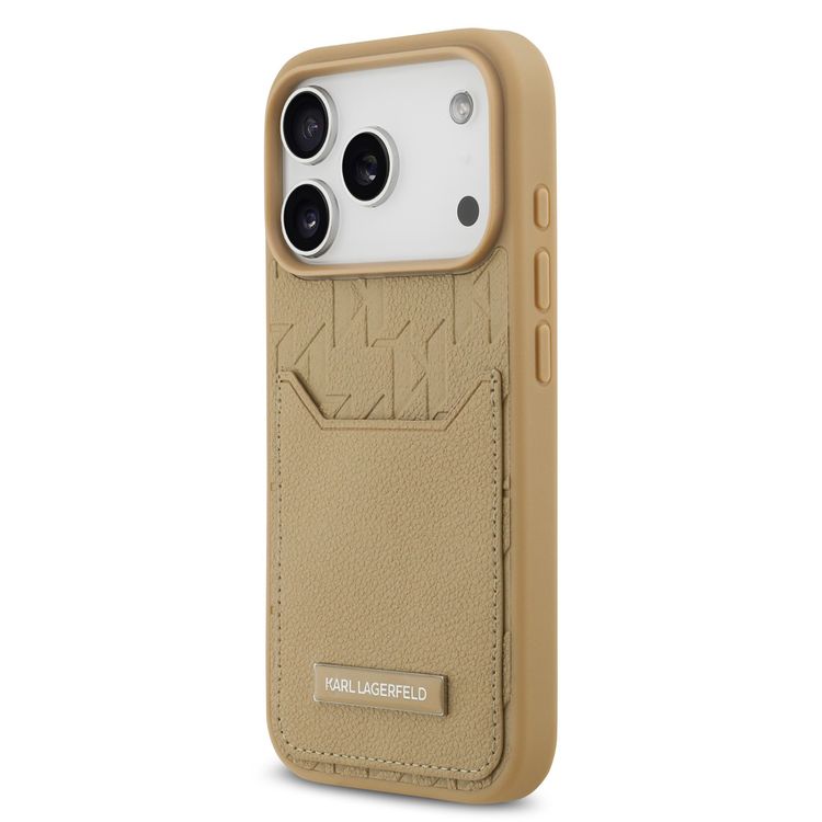 غطاء كارل لاغرفيلد بجلد صناعي مع حامل بطاقات ونقش مونوغرام محفور لهاتف iPhone 17 Pro Max، بتصميم نحيف، سهل التركيب، تغليف مستدام، قبضة مريحة، حماية من السقوط، تصميم خفيف الوزن - بني.