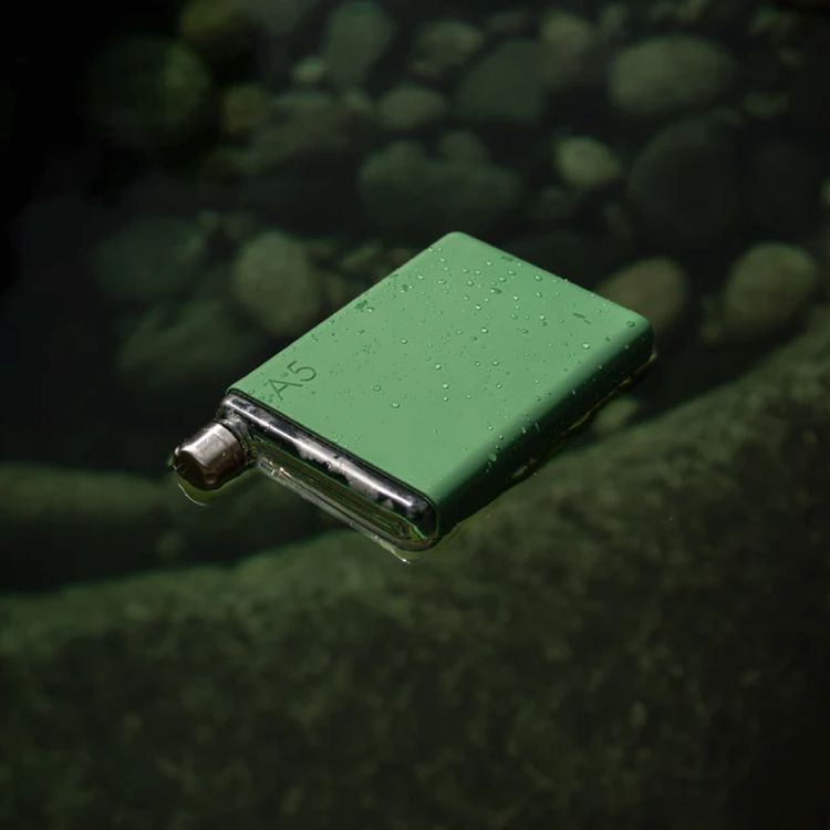 حافظة سيليكون لموموبوتل A5 مع عزل حراري، مادة غير سامة، حماية من الصدمات، تشطيب غير لامع، ناعمة وأنيقة - لون أخضر الطحلب