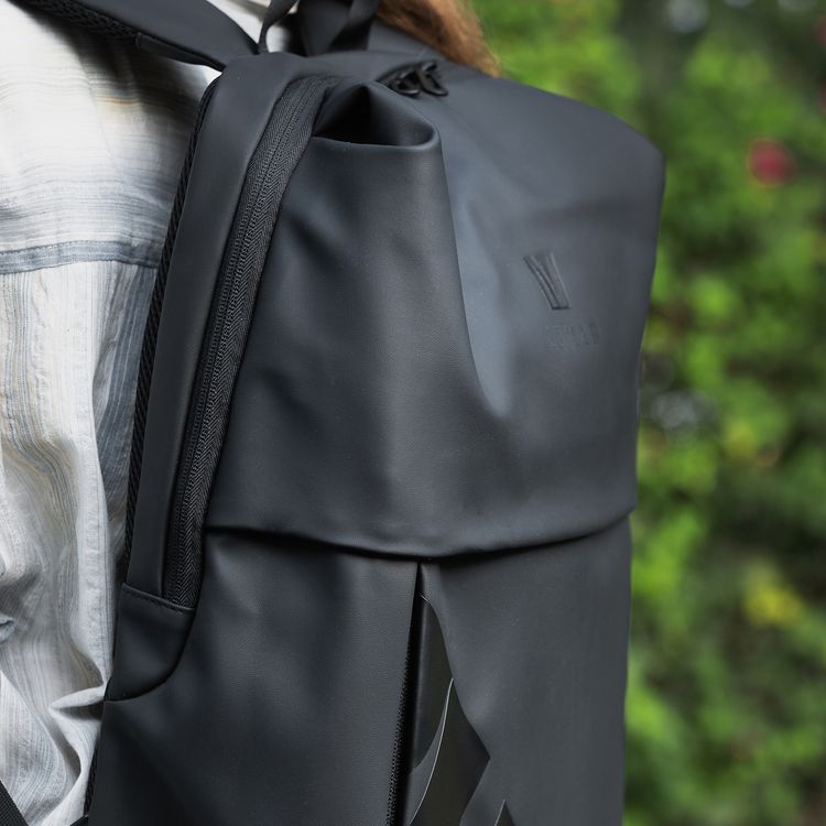 حقيبة Levelo Opulence Universal مع مادة جلد PU مع حرف واحد فقط، تناسب الأجهزة حتى 15 بوصة، جيب مدمج للجهاز اللوحي، لوحة خلفية مبطنة بشبكة هوائية، 3 مقصورات رئيسية - اللون الأسود