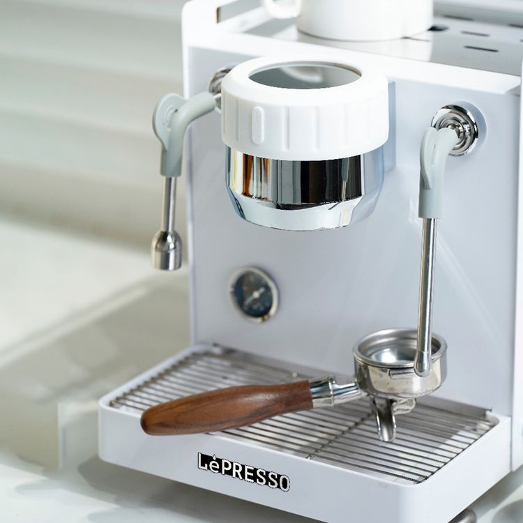 آلة صنع القهوة LePresso Bellissimo Triple Boiler 15-Bar، وقت التسريب المسبق من 0 - 10 ثواني، بمضخة إيطالية مزدوجة، استخراج عالي الضغط، إعدادات ذكية افتراضية، طاقة مصنفة بين 3000-3550 واط - أبيض