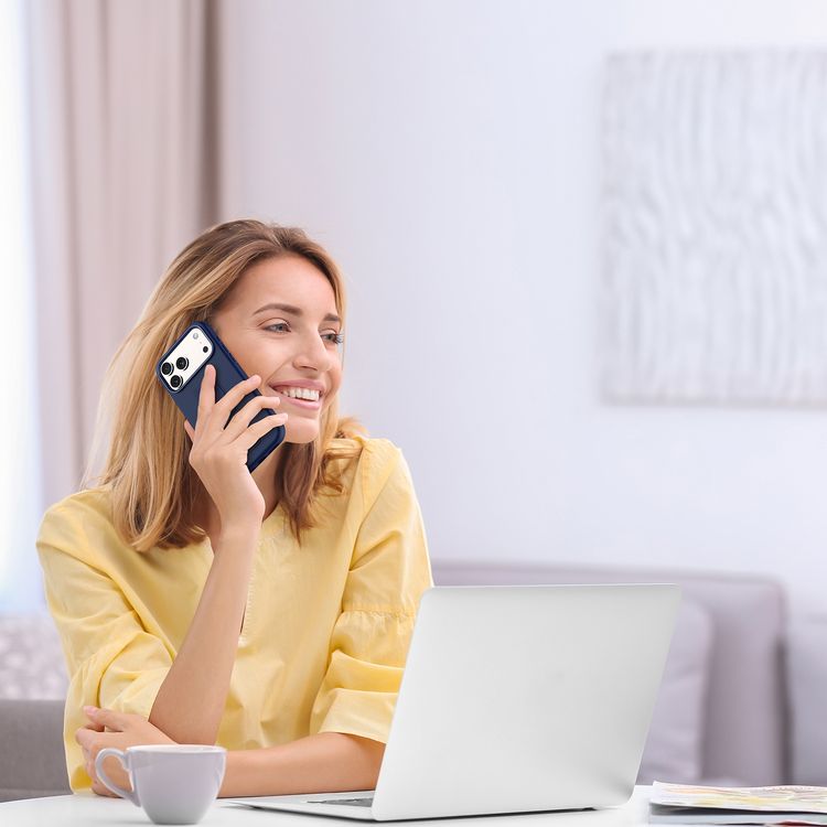 غطاء Levelo Morphix من السيليكون لهاتف iPhone 17 Pro Max، بمسند للعرض بدون استخدام اليدين، وبطانة داخلية من الألياف الدقيقة الأصلية، ومسند أفقي وعمودي، وواقي صدمات، وحواف بارزة لحماية الكاميرا والشاشة، وتصميم رفيع - لون أزرق داكن.