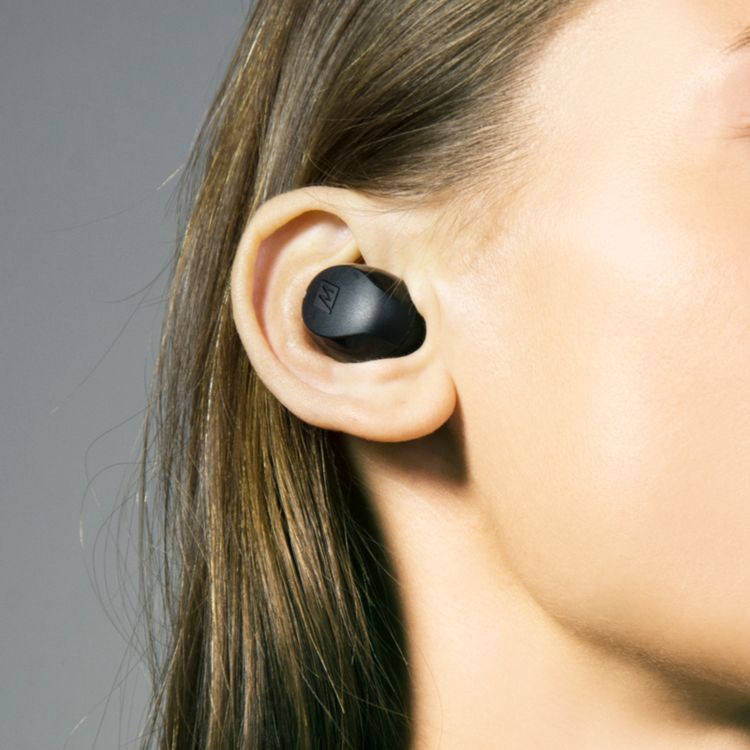 سماعات MEE Audio X10 اللاسلكية الحقيقية مع تصميم مريح، وأحجام مختلفة من أطراف السيليكون، ودعم للمساعد الصوتي، وميكروفون مدمج متعدد الاتجاهات، وعمر بطارية يصل إلى 23 ساعة مع علبة الشحن، ووقت شحن ساعتين - باللون الأسود.
