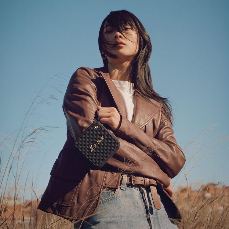 مكبر صوت لاسلكي محمول صغير الحجم من مارشال ويلين مزود بتقنية البلوتوث 5.1، مقاوم للماء IP67، وقت شحن 3 ساعات، وقت تشغيل يصل إلى 15 ساعة، ميكروفون مدمج، نطاق بلوتوث 10 أمتار، منفذ شحن من النوع C، تصميم محمول - أسود/نحاسي