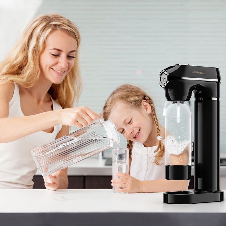  ماكينة صنع المياه الغازية LePresso، سعة 1 لتر، ضغط فوران قابل للتعديل، كربنة فعالة، تصميم حاصل على براءة اختراع، زر تخفيف الضغط - أسود 
