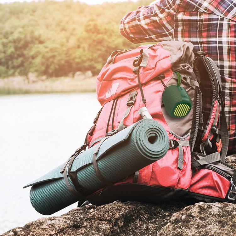 مكبر صوت لاسلكي بريستون من جرين ليون، سعة بطارية 1200 مللي أمبير في الساعة، وقت تشغيل 6-7 ساعات، منفذ شحن من النوع C، مقاوم للماء، ضوء RGB وتأثيرات إضاءة متعددة، مسافة بلوتوث 10 متر - أخضر