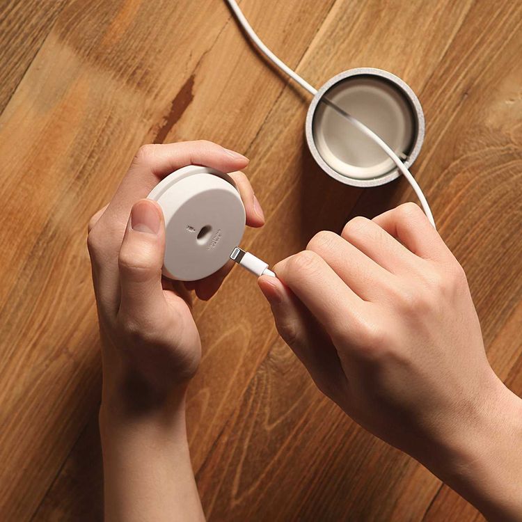 قاعدة شحن Elago D لسماعات Airpods بقاعدة صلبة ، هيكل من الألومنيوم ، سيليكون خالٍ من الخدوش ، مضاد للانزلاق ، إدارة مريحة للكابلات