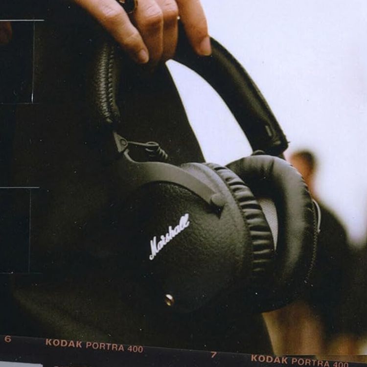 سماعات رأس لاسلكية Marshall Monitor II فوق الأذن مع خاصية إلغاء الضوضاء النشطة، مدة تشغيل تصل إلى 45 ساعة، مدة شحن تصل إلى ساعتين، إصدار بلوتوث 5.0، منفذ شحن من النوع C، مقبس اتصال 3.5 مم، تصميم قابل للطي - أسود ماسي