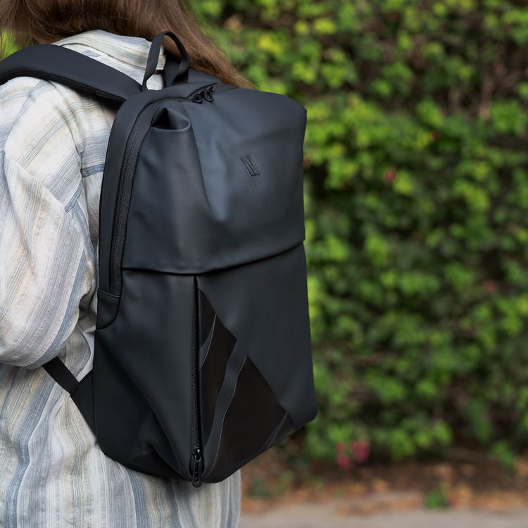 حقيبة Levelo Opulence Universal مع مادة جلد PU مع حرف واحد فقط، تناسب الأجهزة حتى 15 بوصة، جيب مدمج للجهاز اللوحي، لوحة خلفية مبطنة بشبكة هوائية، 3 مقصورات رئيسية - اللون الأسود