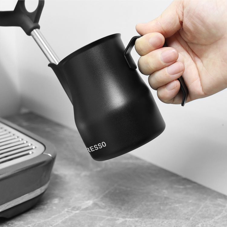 إبريق تبخير الحليب من LePresso بسعة 350 مل، مصنوع من الفولاذ المقاوم للصدأ، تصميم مريح، إبريق دقيق لفن اللاتيه - أسود