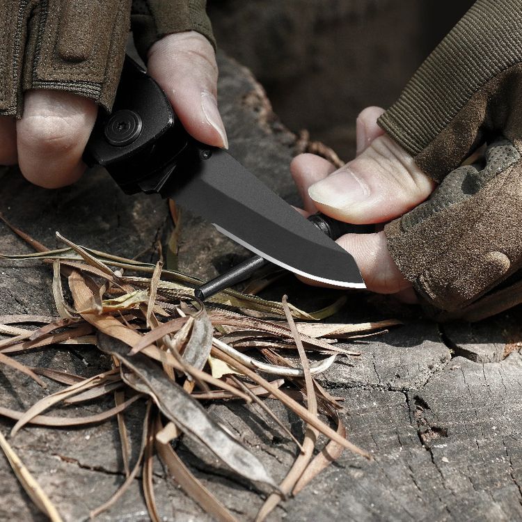 أداة متعددة الوظائف جرين ليون بليير برو مع مواد من الألومنيوم والفولاذ المقاوم للصدأ، طول النصل 2.8 بوصة، كماشة ذات أنف طويل، كماشة قياسية، قاطع سلك، مفك مسطح، صافرة، مبرد أظافر، فتاحة زجاجات، مقص، قاطع حبال، مجموعة، منشار، شفرة سكين، مفك فيليبس، كما تحتوي الأدوات على مُشعل نار - اللون أسود