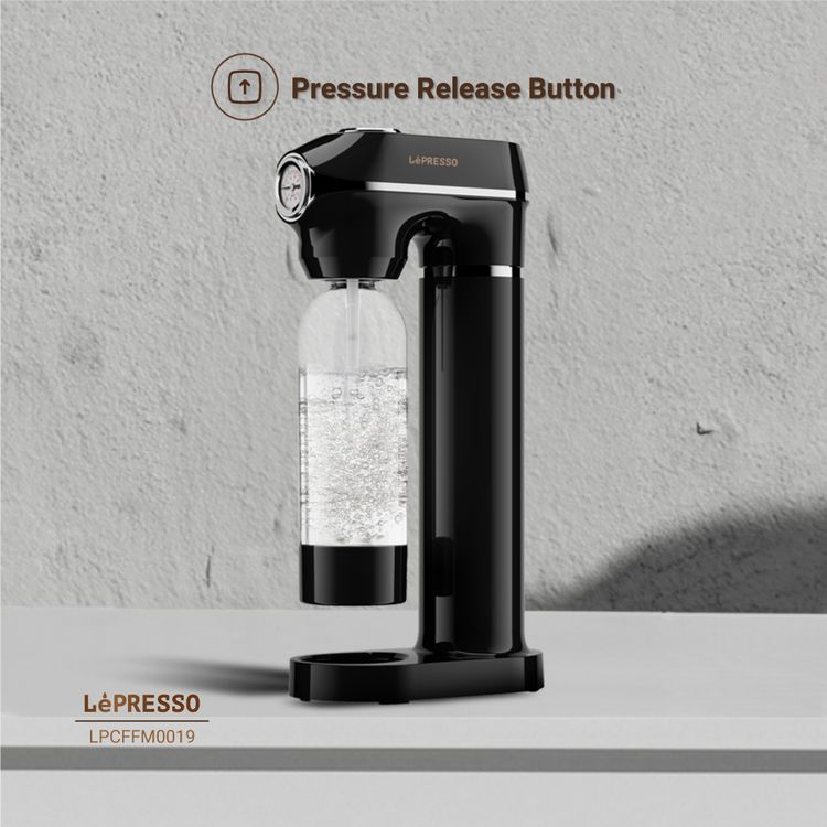  ماكينة صنع المياه الغازية LePresso، سعة 1 لتر، ضغط فوران قابل للتعديل، كربنة فعالة، تصميم حاصل على براءة اختراع، زر تخفيف الضغط - أسود 