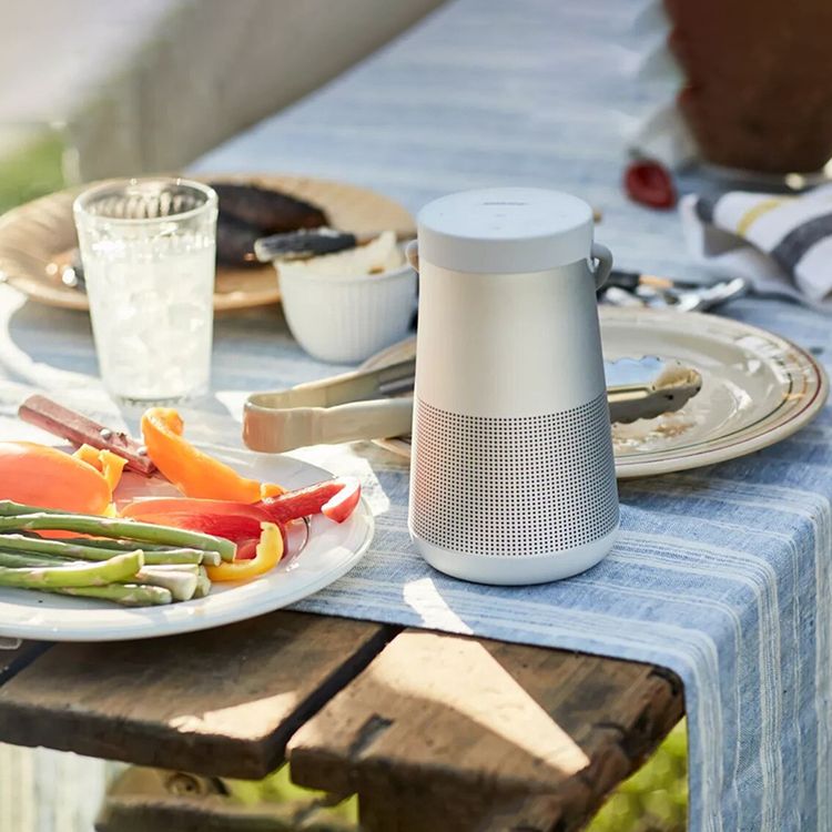 مكبر صوت Bose SoundLink Revolve+ II بتقنية البلوتوث مع ميكروفون مدمج، إصدار بلوتوث 4.2، مقاوم للماء IP55، وقت شحن 4 ساعات، عمر بطارية 17 ساعة، نطاق نقل 9.1 متر، مقبض مرن - رمادي