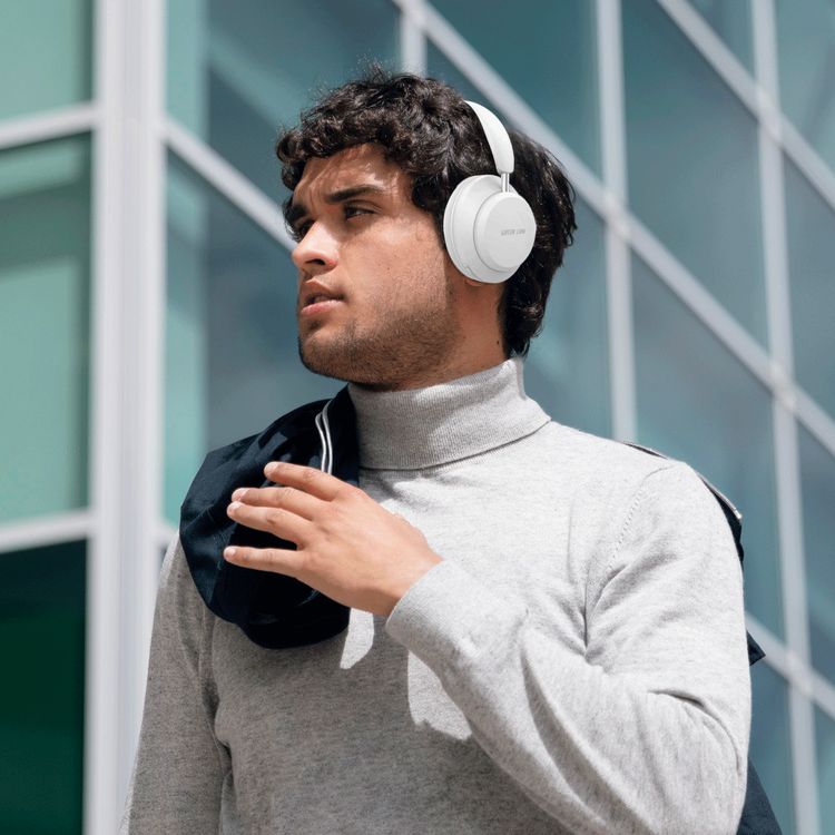 Green Lion Santiago Wireless Headphones, 300mAh Battery Capacity, 24 Hours Play Time, 2.5 Hours Charging Time, 10m Transmission Distance, Built-in Microphone - White