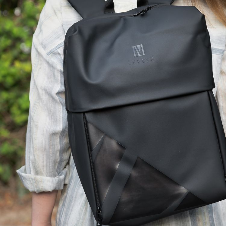 حقيبة Levelo Opulence Universal مع مادة جلد PU مع حرف واحد فقط، تناسب الأجهزة حتى 15 بوصة، جيب مدمج للجهاز اللوحي، لوحة خلفية مبطنة بشبكة هوائية، 3 مقصورات رئيسية - اللون الأسود