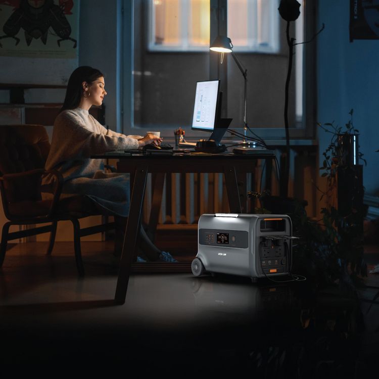 محطة الطاقة جرين ليون RG-2400 مع نظام عربة مدمج، عجلات مطاطية بحجم 4.75 بوصة، 4 منافذ كهرباء AC، 6 منافذ USB، نمط ضوء مستقر، إجمالي قوة 2780 واط، منفذ إخراج ولاعة سجائر، حماية من التحميل الزائد - رمادي