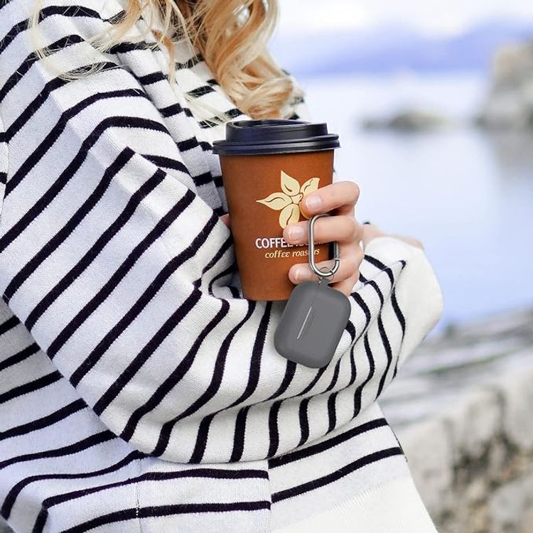 حافظة سيليكون فاخرة بتصميم ثلاثي الأبعاد من Ahastyle مع حلقة تثبيت متوافقة مع AirPods Pro - تصميم كلاسيكي مريح - غطاء مقاوم للغبار والصدمات يدعم الشحن اللاسلكي - رمادي غامق