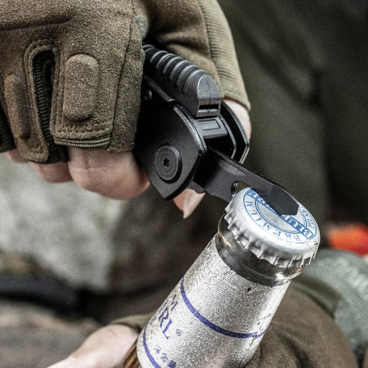 أداة متعددة الوظائف جرين ليون بليير برو مع مواد من الألومنيوم والفولاذ المقاوم للصدأ، طول النصل 2.8 بوصة، كماشة ذات أنف طويل، كماشة قياسية، قاطع سلك، مفك مسطح، صافرة، مبرد أظافر، فتاحة زجاجات، مقص، قاطع حبال، مجموعة، منشار، شفرة سكين، مفك فيليبس، كما تحتوي الأدوات على مُشعل نار - اللون أسود