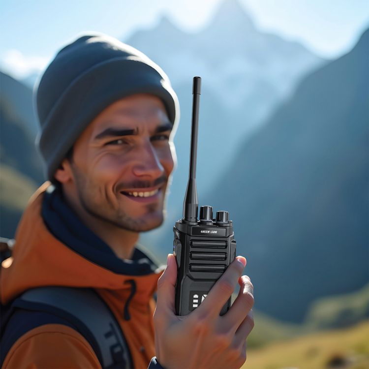 جهاز "جرين ليون GPX700 ووكي توكي" مع وقت تشغيل يصل إلى 6 أيام، يحتوي على 99 قناة تناظرية، ومدى إشارة يصل إلى 5 كيلومترات، وتقنية ANC، وسعة بطارية 3000 مللي أمبير، ووظيفة إنذار SOS.