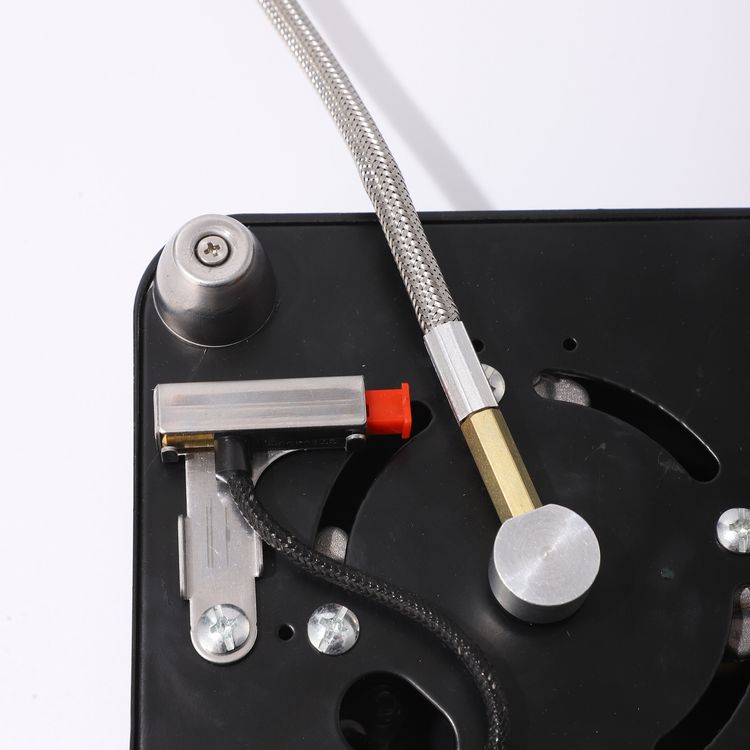 موقد تخييم Green Lion Campfire بطاقة حرارية 3500 وات، موقد نحاسي فعال، متوافق مع غاز البوتان، مقاوم للرياح، إشعال بيزوكهربائي، توصيل سهل للغاز، تحكم في الشعلة قابل للتعديل، إنتاج حرارة سريع، توزيع حرارة متساوٍ، موقد نحاسي بخمسة رؤوس، حقيبة حمل واقية - أسود.