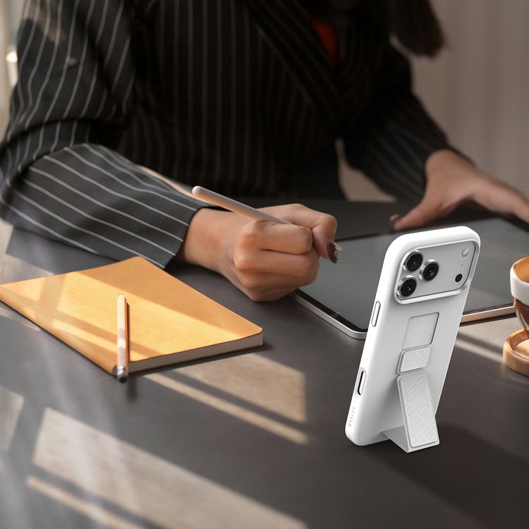 جراب Levelo Morphix Silicone GripStand لجهاز iPhone 17 Pro Max، للعرض بدون استخدام اليدين، بطانة داخلية من الألياف الدقيقة الحقيقية، حامل أفقي وعمودي، مصد مقاوم للصدمات، حواف مرتفعة للكاميرا والشاشة، تصميم نحيف - فضي