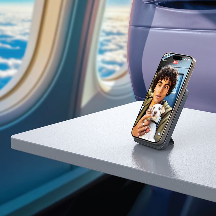 جرين ليون أسترو 5000 مللي أمبير ساعة باور بانك 3 في 1 مع مخرج USB-C مزدوج، إخراج لاسلكي، تصميم نحيف للغاية، حامل مدمج، كابل مدمج، معتمد للرحلات - رمادي