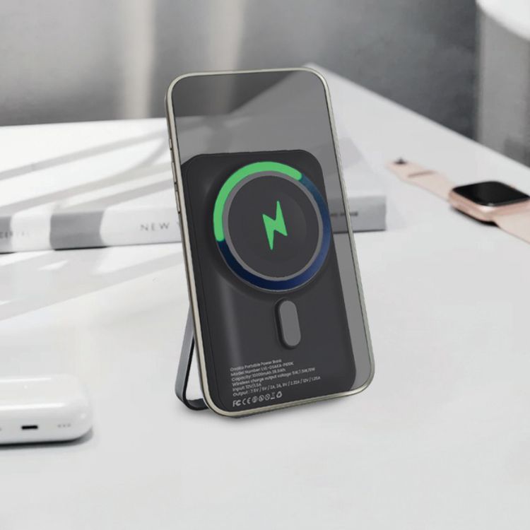 باور بانك ليفيلو أوساكا محمول بسعة 10000mAh مع شاشة LED، موزع حرارة، قدرة 20W PD، حامل مدمج، مادة بلاستيكية مطاطية - اللون الرمادي الداكن.