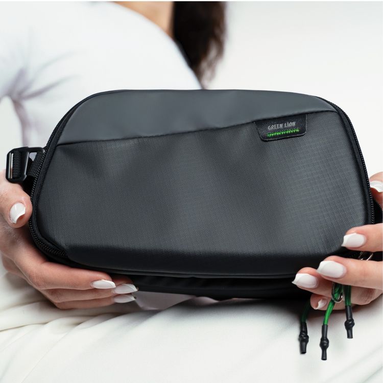 Green Lion Olivar Travel Pouch with Portable Handle, Multiple Compartments, Splash-Resistant, Shoulder Strap Buckle, Durable Zipper Closure, Travel-Friendly - Black