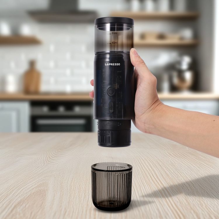 ماكينة صنع الإسبريسو المحمولة الصغيرة من LePresso، سعة خزان المياه 80 مل، منفذ شحن من النوع C، مصنوعة من الفولاذ المقاوم للصدأ بدرجة الغذاء - أسود