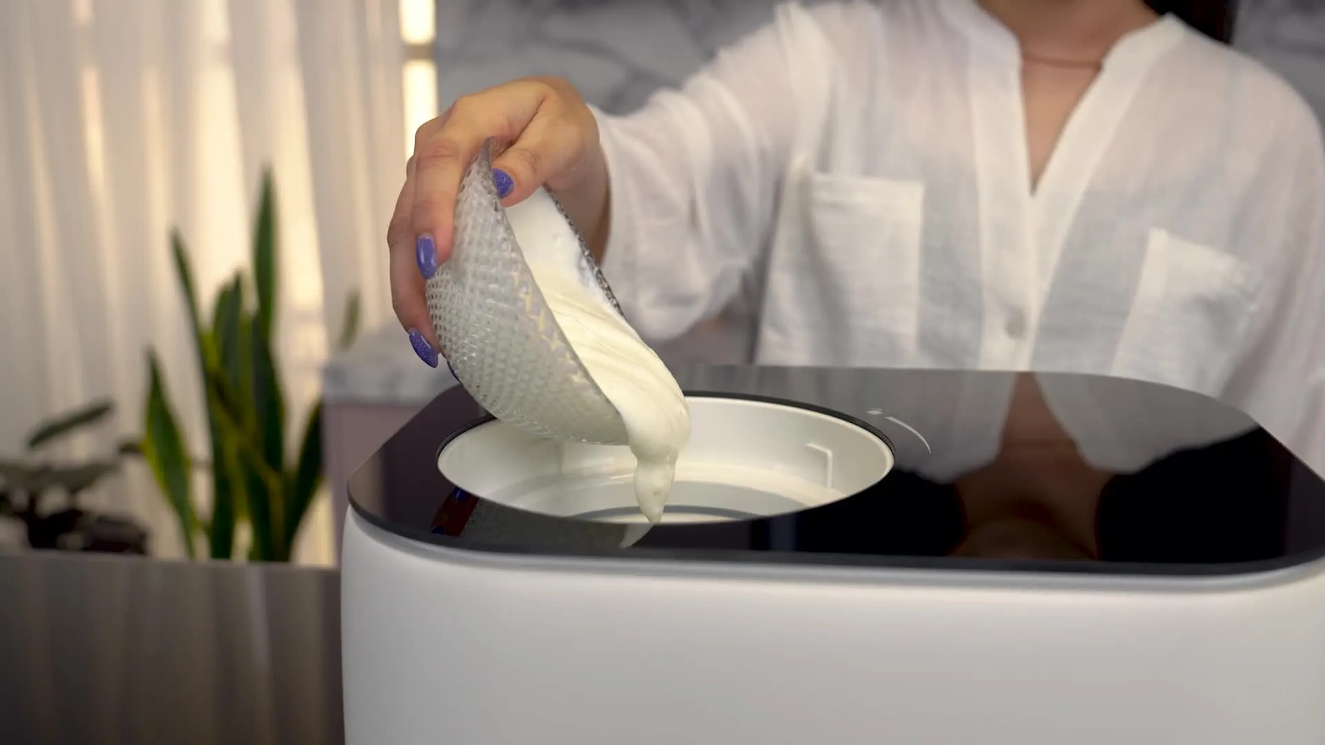 Powerology Ice Cream & Frozen Yogurt Machine with 4 Mixing Modes, 1L Capacity, 50 to 60 Minutes Preparation Time, Low-Noise Operation, 100W Cooling Power - White