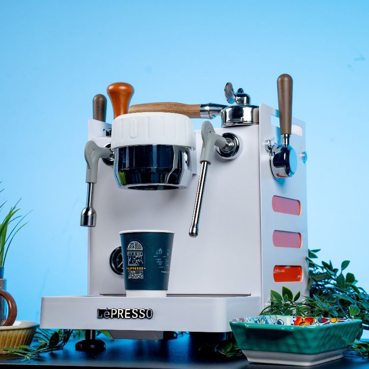 آلة صنع القهوة LePresso Bellissimo Triple Boiler 15-Bar، وقت التسريب المسبق من 0 - 10 ثواني، بمضخة إيطالية مزدوجة، استخراج عالي الضغط، إعدادات ذكية افتراضية، طاقة مصنفة بين 3000-3550 واط - أبيض