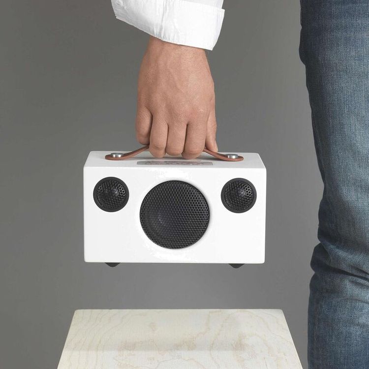 مكبر صوت محمول بتقنية البلوتوث Audio Pro T3+ بقوة 25 وات، بلوتوث 4.0، عمر بطارية يصل إلى 30 ساعة - أبيض