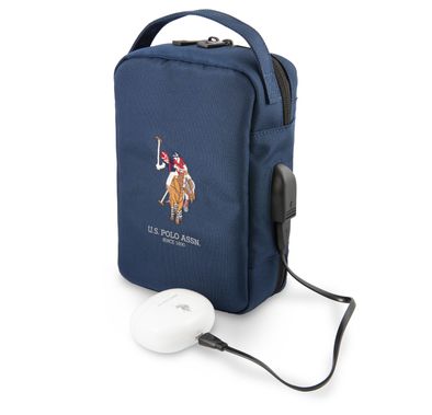 حقيبة يو إس بولو أسن نايلون للأجهزة اللوحية، مزودة بمنفذ USB، وجيب شبكي، وسحاب إغلاق، ومقابض حمل، ومساحة واسعة، وخفيفة الوزن، وسهلة الحمل - أزرق داكن