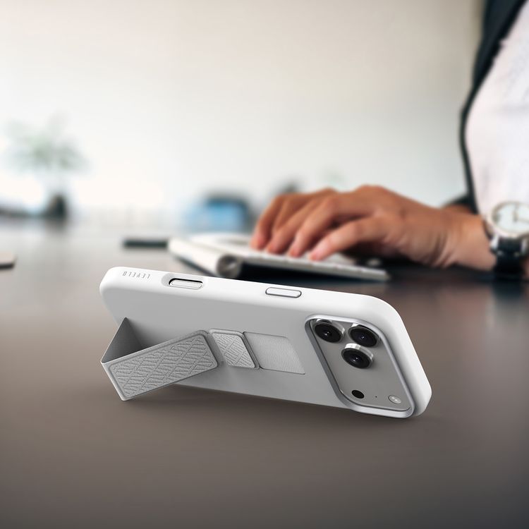 جراب Levelo Morphix Silicone GripStand لجهاز iPhone 17 Pro Max، للعرض بدون استخدام اليدين، بطانة داخلية من الألياف الدقيقة الحقيقية، حامل أفقي وعمودي، مصد مقاوم للصدمات، حواف مرتفعة للكاميرا والشاشة، تصميم نحيف - فضي
