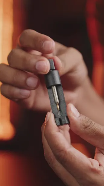 Levelo Eclipse Stainless Steel Watch Strap in UAE | for Apple Watch 42/44/45/49mm - Black / Red | (LVLMWSBKRD)