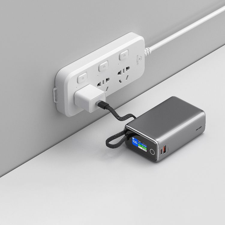 باور بانك Green Lion Tron X بسعة 25000 مللي أمبير مع شاشة طاقة ذكية، منافذ USB-C و USB-A، معتمد للطيران، كابل USB-C مدمج، دعم الشحن السريع - رمادي