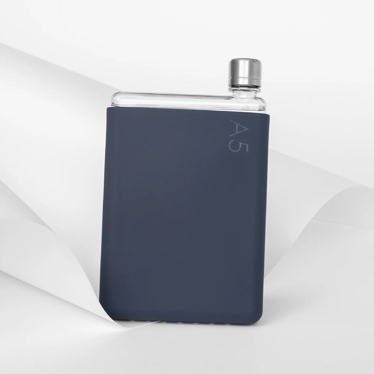 جراب السيليكون بحجم A5 من ميموبوتل مع عزل حراري، مادة غير سامة، حماية من السقوط، لمسة مطفية، ناعم وأنيق - أزرق داكن