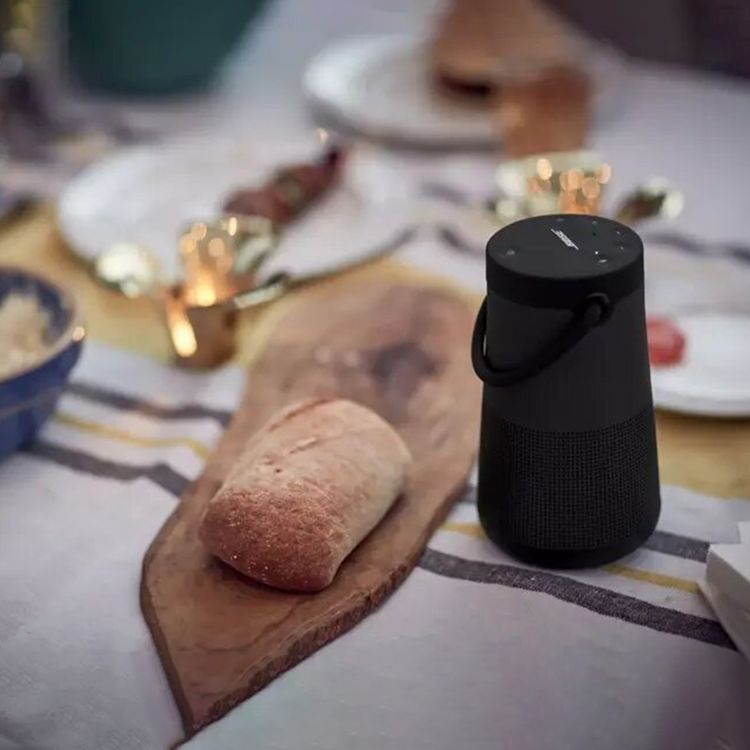 مكبر صوت Bose SoundLink Revolve+ II بتقنية البلوتوث مع ميكروفون مدمج، إصدار بلوتوث 4.2، مقاوم للماء IP55، وقت شحن 4 ساعات، عمر بطارية 17 ساعة، نطاق نقل 9.1 متر، مقبض مرن - أسود