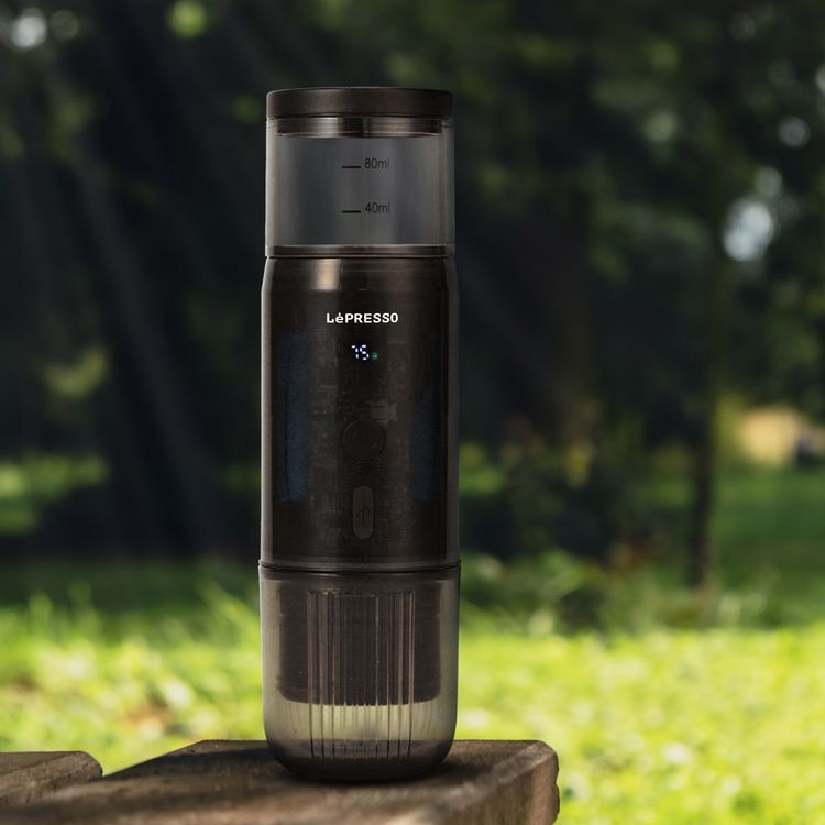 ماكينة صنع الإسبريسو المحمولة الصغيرة من LePresso، سعة خزان المياه 80 مل، منفذ شحن من النوع C، مصنوعة من الفولاذ المقاوم للصدأ بدرجة الغذاء - أسود