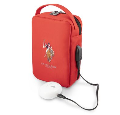 حقيبة يو إس بولو أسن نايلون للأجهزة اللوحية، مزودة بمنفذ USB، وجيب شبكي، وسحاب إغلاق، ومقابض حمل، ومساحة واسعة، وخفيفة الوزن، وسهلة الحمل - لون أحمر