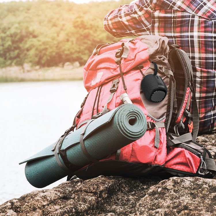 مكبر صوت لاسلكي بريستون من جرين ليون، سعة بطارية 1200 مللي أمبير في الساعة، وقت تشغيل 6-7 ساعات، منفذ شحن من النوع C، مقاوم للماء، ضوء RGB وتأثيرات إضاءة متعددة، مسافة بلوتوث 10 متر - أسود