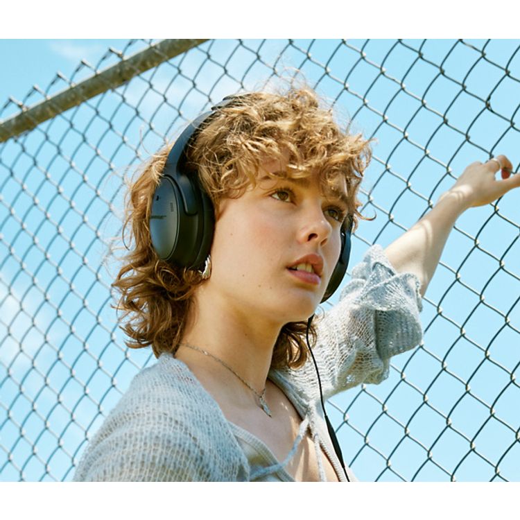 Bose Quiet Comfort Ultra Headphones with Removable Cushions, Active Noise Cancelling, Built-in Microphone, Echo Reduction, Up to 24 Hours Playtime - Black