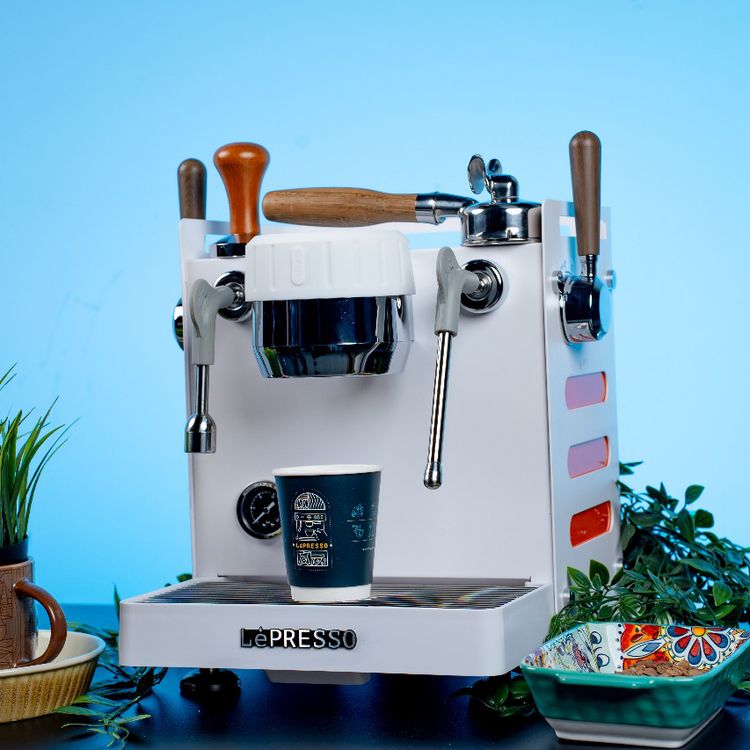 آلة صنع القهوة LePresso Bellissimo Triple Boiler 15-Bar، وقت التسريب المسبق من 0 - 10 ثواني، بمضخة إيطالية مزدوجة، استخراج عالي الضغط، إعدادات ذكية افتراضية، طاقة مصنفة بين 3000-3550 واط - أبيض