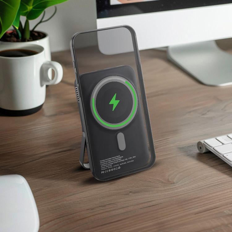 باور بانك ليفيلو أوساكا محمول بسعة 10000mAh مع شاشة LED، موزع حرارة، قدرة 20W PD، حامل مدمج، مادة بلاستيكية مطاطية - اللون الرمادي الداكن.