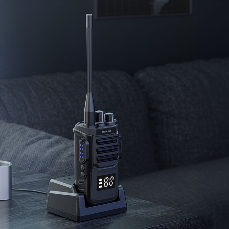 جهاز "جرين ليون GPX700 ووكي توكي" مع وقت تشغيل يصل إلى 6 أيام، يحتوي على 99 قناة تناظرية، ومدى إشارة يصل إلى 5 كيلومترات، وتقنية ANC، وسعة بطارية 3000 مللي أمبير، ووظيفة إنذار SOS.