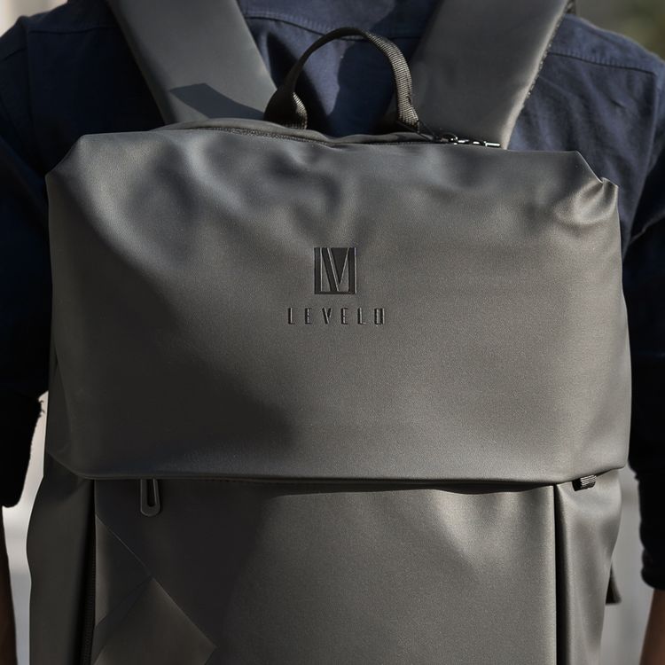 حقيبة Levelo Opulence Universal مع مادة جلد PU مع حرف واحد فقط، تناسب الأجهزة حتى 15 بوصة، جيب مدمج للجهاز اللوحي، لوحة خلفية مبطنة بشبكة هوائية، 3 مقصورات رئيسية - اللون الأسود